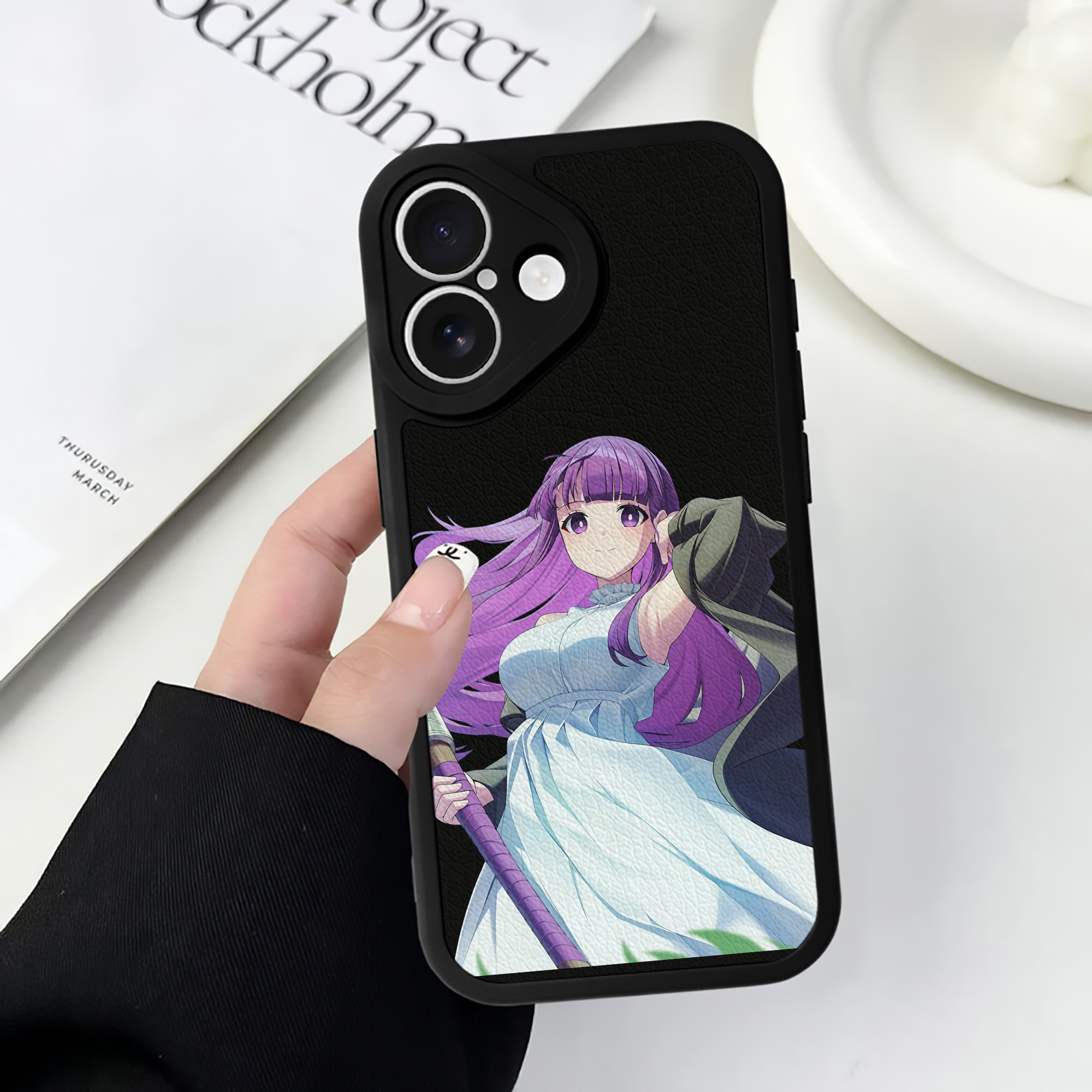 （画像用） 葬送のフリーレン Frieren 【iPhone 16シリーズ対応】シリコンスマホケース（レザー調） 材質：シリコン
